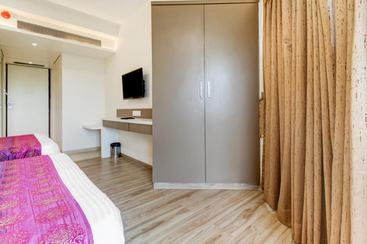 Grand Mookambika Navi Mumbai Exterior foto